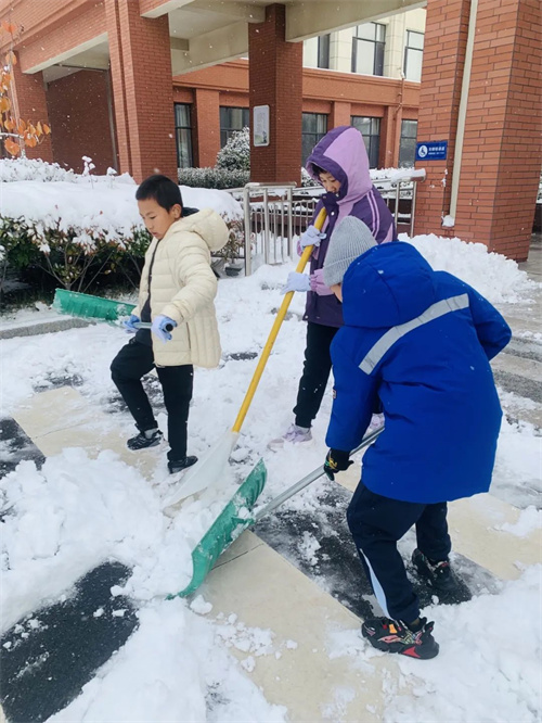 學生掃雪1.jpg